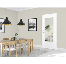 Sufragerie cu masă, scaune, lămpi suspendate și ușă interioară cu inserție de sticlă.