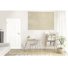 Cameră de zi cu ușă, birou și bibliotecă într-o atmosferă luminoasă și prietenoasă.