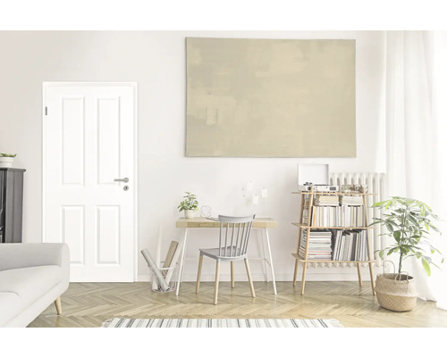 Cameră de zi cu ușă, birou și bibliotecă într-o atmosferă luminoasă și prietenoasă.