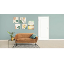 Living cu canapea, plantă de apartament, covor și artă pe perete