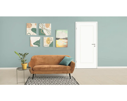 Living cu canapea, plantă de apartament, covor și artă pe perete