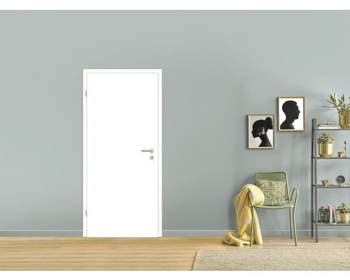 Foaie de ușă de interior albă cu set de clanțe într-o cameră luminoasă