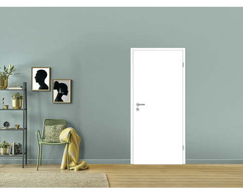 Ușă de interior în versiune albă în spațiul de locuit