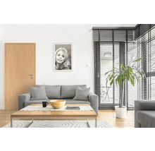 Living cu canapea gri, masă din lemn și ușă