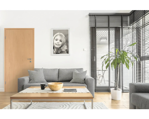 Living cu canapea gri, masă din lemn și ușă