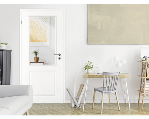 Scenă de interior cu ușă interioară albă cu inserție de sticlă