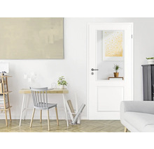 Cameră de zi luminoasă cu birou și ușă interioară cu sticlă