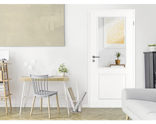 Cameră de zi luminoasă cu birou și ușă interioară cu sticlă