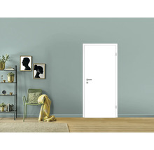 Ușă de interior în versiune albă în spațiul de locuit