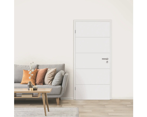 Ușă interioară luminoasă cu muluri orizontale într-un living