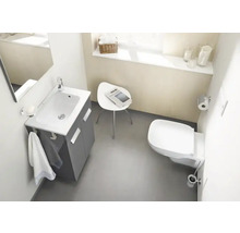 Baie cu lavoar, toaletă și scaun