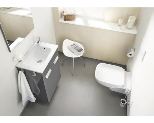 Baie cu lavoar, toaletă și scaun