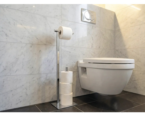 Baie cu toaletă și suport metalic pentru hârtie igienică