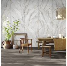 Sufragerie cu plăci de perete din marmură și podea din lemn