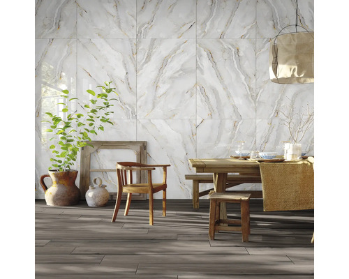 Sufragerie cu plăci de perete din marmură și podea din lemn