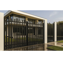 Gard metalic modern în fața unei case de locuit