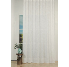 Laterala decorativă albă în fața unei ferestre, completată de o vază cu flori pe o măsuță laterală