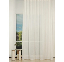 Perdea în fața unei ferestre și o masă mică cu o lampă