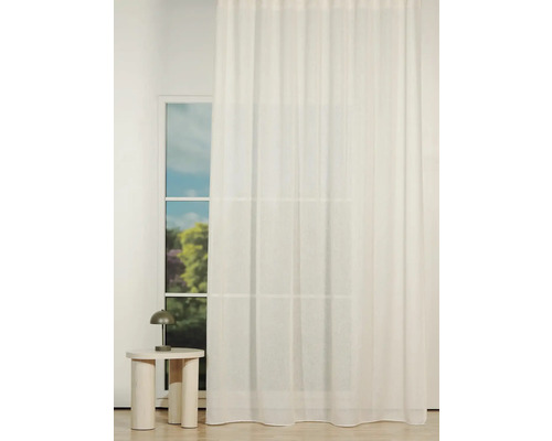 Perdea în fața unei ferestre și o masă mică cu o lampă