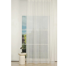 Cortină transparentă în fața ferestrei