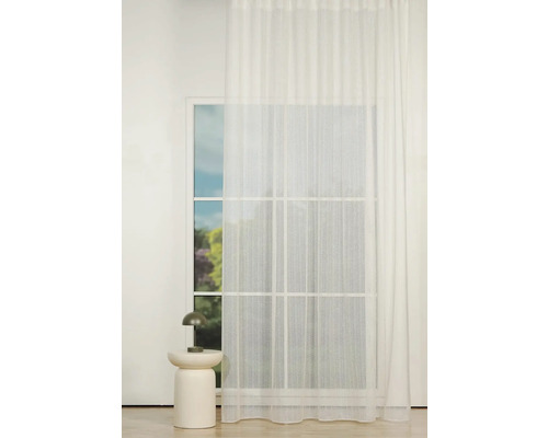 Cortină transparentă în fața ferestrei