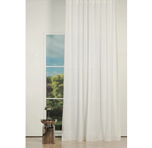 Fereastră cu perdea și măsuță laterală cu lampă