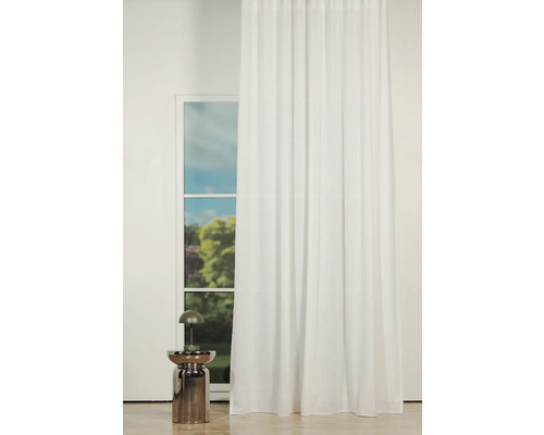 Fereastră cu perdea și măsuță laterală cu lampă