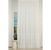 Perdea albă cu dungi orizontale în fața unei ferestre