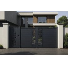 Aspect modern al casei cu poartă gri și ușă laterală