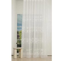 Draperie decorativă albă cu broderie florală în fața ferestrei