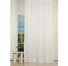 Cortină albă în fața ferestrei