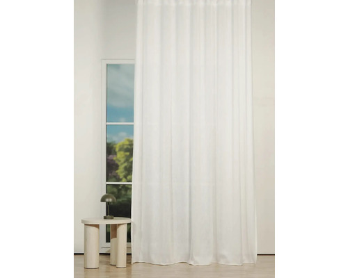 Cortină albă în fața ferestrei