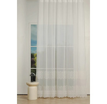 Perdea albă din voal cu model floral în fața ferestrei