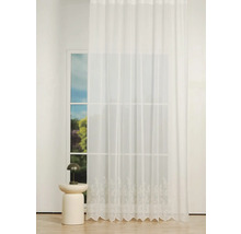 Perdea din material transparent cu broderie în fața unei ferestre