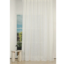 Cortină în fața unei ferestre cu lumină naturală