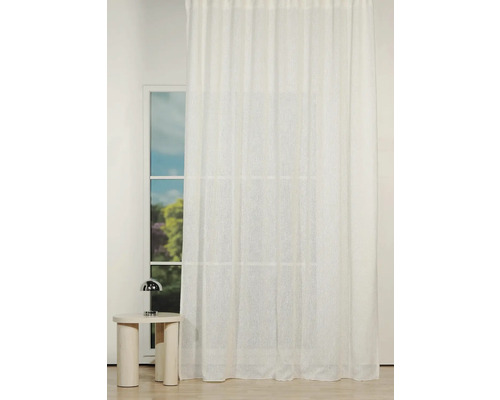 Cortină în fața unei ferestre cu lumină naturală