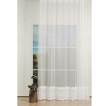 Fereastră cu perdea albă cu motiv de frunze