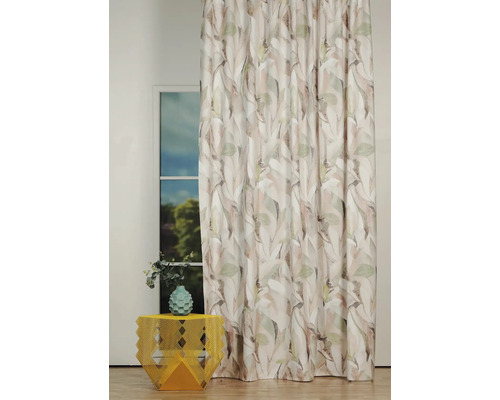 Șaluri decorative cu model de frunze în fața ferestrei