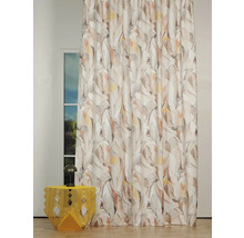 Cortină decorativă cu model de frunze în fața unei ferestre