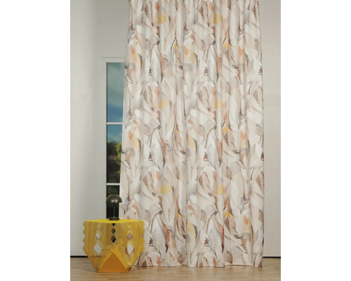 Cortină decorativă cu model de frunze în fața unei ferestre