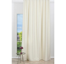 Șaluri decorative din material opac lângă o fereastră.