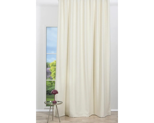 Șaluri decorative din material opac lângă o fereastră.