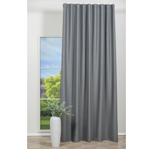 Cortină gri opacă lângă fereastră și vază cu plantă verde