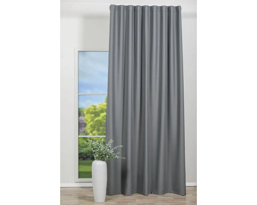Cortină gri opacă lângă fereastră și vază cu plantă verde