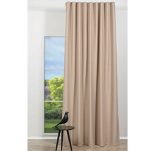 Cortină bej în fața unei ferestre, decorată cu o decorațiune cu pasăre pe o masă