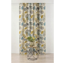 Perdea cu model de frunze în fața unui perete