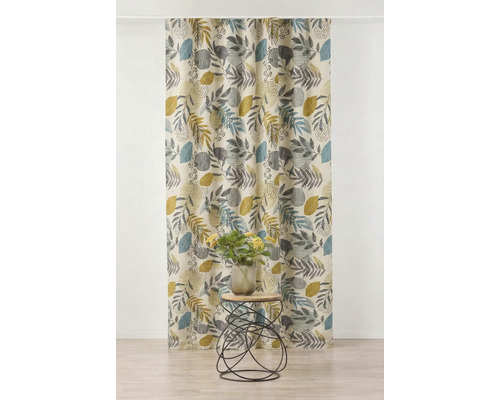 Perdea cu model de frunze în fața unui perete