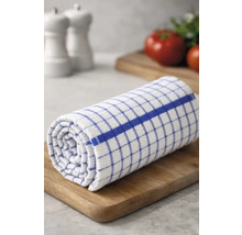 Prosop de bucătărie rulat în carouri albe și albastre pe un tocător din lemn.