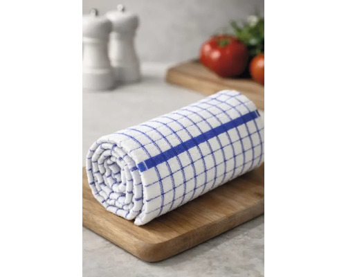 Prosop de bucătărie rulat în carouri albe și albastre pe un tocător din lemn.