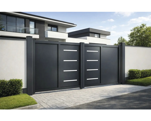 Poartă glisantă din aluminiu cu ornamente orizontale în fața unei case